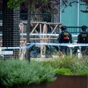 Polisens bombtekniker undersöker skadorna på Industrigatan i Malmö tidigt på måndagsmorgonen.