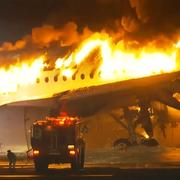 Passagerarplanet från Japan Airlines i brand.