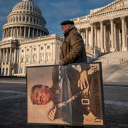 En anti-Trump-demonstrant utanför Capitolium. Arkivbild.