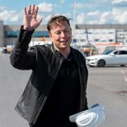 Elon Musk utanför fabriken i Gruenheide