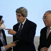 John Kerry (mitten) och Xie Zhenhua (till höger) tidigare under COP27. 