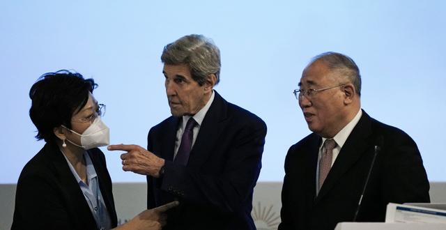John Kerry (mitten) och Xie Zhenhua (till höger) tidigare under COP27.  Nariman El-Mofty / AP