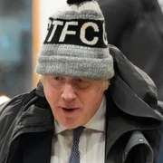 Grimsbysupportrar under en match / Boris Johnson i den numera mytomspunna mössan efter covidförhör den 7 december 2023.