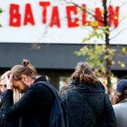 Arkivbild: Sörjande utanför Bataclan vid en tidigare årsdag