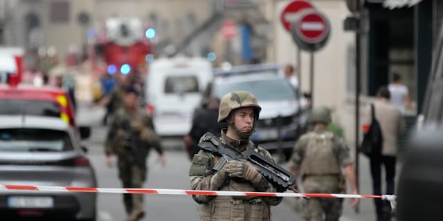 En soldat håller vakt efter gasexplosionen. Christophe Ena / AP