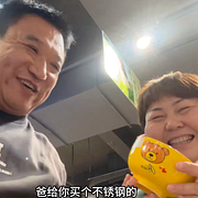 Jiang Xiuping och Pan Huqian är två av de absolut mest populära ”virtuella föräldrarna” i Kina. Här på shoppingrunda i ett klipp som har några år på nacken.