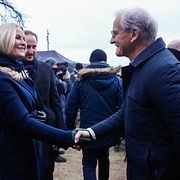 Kronprinsessan Mette-Marit hälsar på statsminister Jonas Gahr Støre.