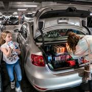  Påskhandel på Nordby shoppingcenter dit många norrmän tar sig. Anna-Kristin Sjöstrand Amundsen och dottern Evelyn Amundsen Eskedal (2022).