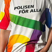 Polisen i region Stockholm har tagit fram egna Pridetröjor.