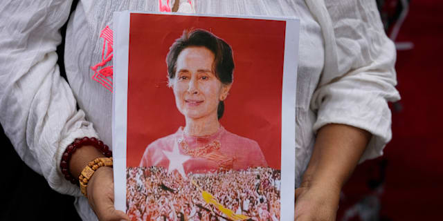 Porträtt på Myanmar förra ledare Aung San Suu Kyi.  Sakchai Lalit / AP