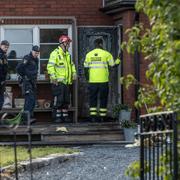 Polisen på plats utanför den aktuella villan i Grästorp. 