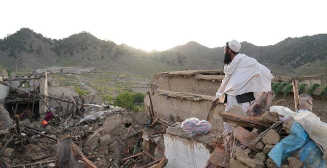 En man vid en förstört hus i byn Gayan, Afghanistan Ebrahim Noroozi / AP