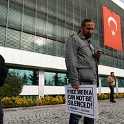 Demonstrant utanför Zaman Daily.