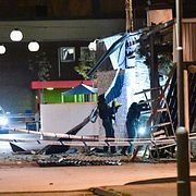 Polisens nationella bombskydd undersöker en restaurang vid Rosengårds centrum. 