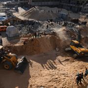 Egypten har skickat fordon för att hjälpa till att gräva fram gisslan.