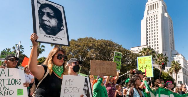 Aborträttsaktivister protesterar i Kalifornien Damian Dovarganes / AP