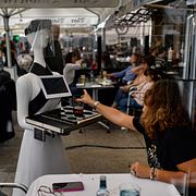 En robotservitör i Pamplona i Spanien.