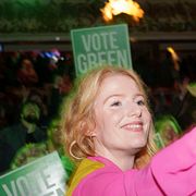 Hannah Spencer tar en selfie efter nattens seger.