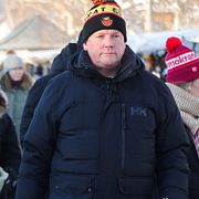 Partisekreterare Tobias Baudin (S) tillsammans med partiledaren Magdalena Andersson under ett besök i Jokkmokk.