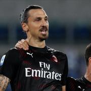 Zlatan Ibrahimovic kramas om av Giacomo Bonaventura efter sitt mål