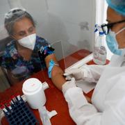 En kvinna i Honduras får vaccin.