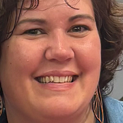 En scen ur ”Heated Rivalry”, till höger författaren Rachel Reid. 