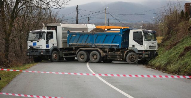 Lastbilar blockerar vägar till Kosovo.  Visar Kryeziu / AP