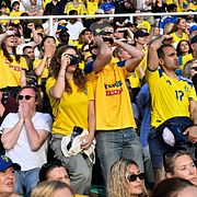 Supportrar på plats vid Stockholms stadion för att se Sverige spela fotboll.