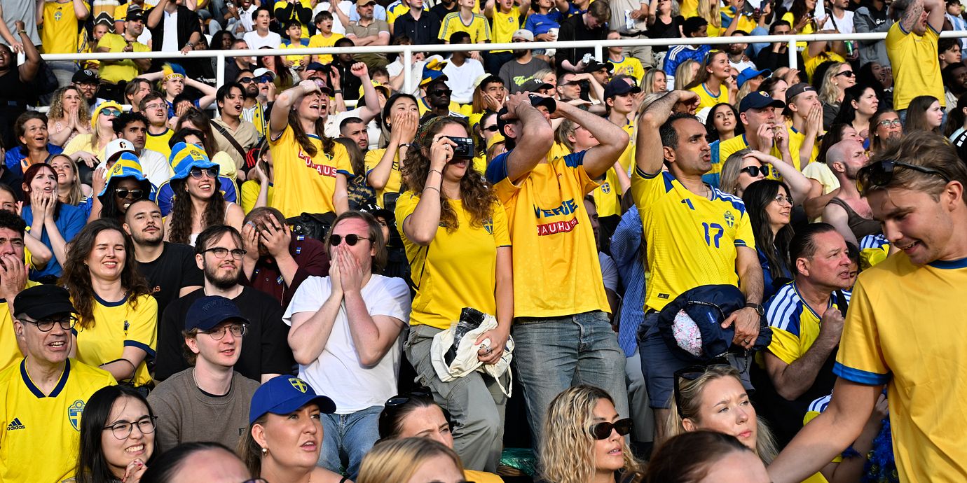 Supportrar på plats vid Stockholms stadion för att se Sverige spela fotboll.