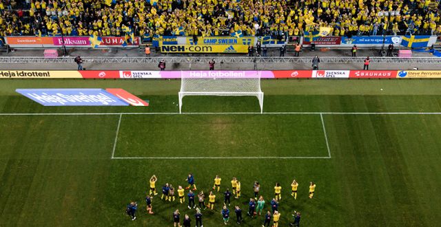 Spelare och supportrar efter matchen mot Kosovo.  SIMON HASTEGÅRD / BILDBYRÅN
