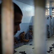 Misstänkta IS-medlemmar i ett fängelse i Syrien.