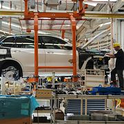Arbetare på BMW:s fabrik i Indonesien.