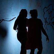 Två personer som är ute och går i Havanna under strömavbrottet.