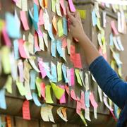 3M tillverkar bland annat post it-lappar och tejp. 
