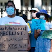 Amerikaner protesterar mot att Texasguvernören Greg Abbott inte förespråkar munskydd. 