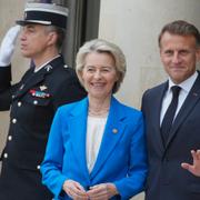 Macron tillsammans med EU-kommissionens ordförande Ursula von der Leyen. 