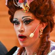 Inga Tvivel, alias Jan Ericson, tillsammans med Petter Wallenberg (grundare till teatersällskapet Bland Drakar och Dragqueens), Stockholms stads oppositionsborgarråd Jan Jönsson (L) och John Stauffer (chef för Civil Rights Defenders), under ett seminarium i Riksdagen den 24 september 2024. 