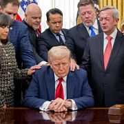 Donald Trump i en gemensam bönestund med religiösa ledare i Vita huset. Arkivbild från mars 2025.