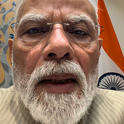 Narendra Modi tycks ha använt den så kallade selfiekameran på en mobil för att spela in sitt virala inlägg (höger) – något som redan hånats brett av protesterande studenter (vänster).