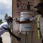 Gränsvakt tar tempen på resande i  Bundibugyo, 18 maj 2026. 