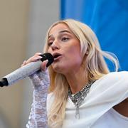 Artisten Klara Hammarström kritiseras för sin inblandning i nioåriga lillasysterns barnlåt. 