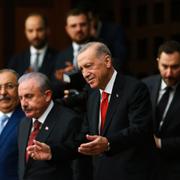 Recep Tayyip Erdogan anländer till parlamentet. 