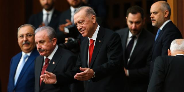 Recep Tayyip Erdogan anländer till parlamentet.  Ali Unal / AP