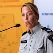 Polisen Julie Courchaine håller pressträff med anledning av sökandet i Manitoba.
