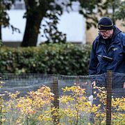 Polis och tekniker sökte på måndagen igenom en park då en skjuten man hittats i närheten.