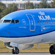 USS Abraham Lincoln och ett KLM-flyg på Arlanda.
