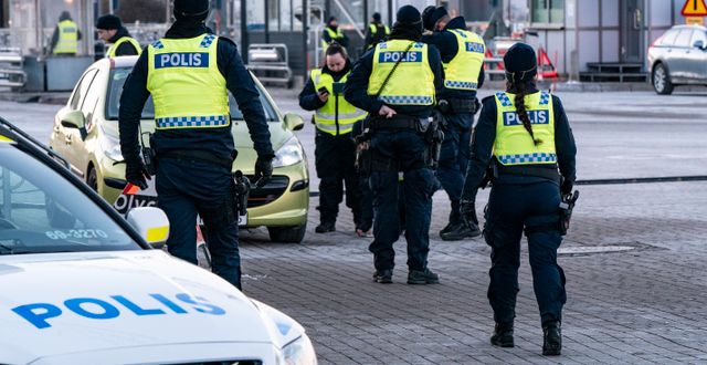Poliserna kontrollerar att alla inresande som inte är svenska medborgare har giltiga coronatest. Johan Nilsson/TT / TT NYHETSBYRÅN
