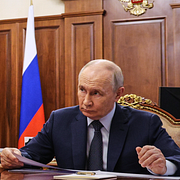 Garri Kasparov till vänster, Vladimir Putin till höger.