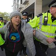 Greta Thunberg grips av polis den 17 oktober.