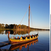 Vikingaskeppet Glad av Gillberga och Matt Damon i filmen ”The odyssey”.